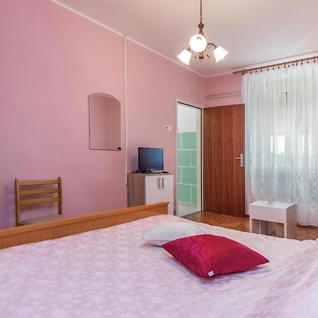 Cozy Apartment In Pican With Kitchen Kültér fotó