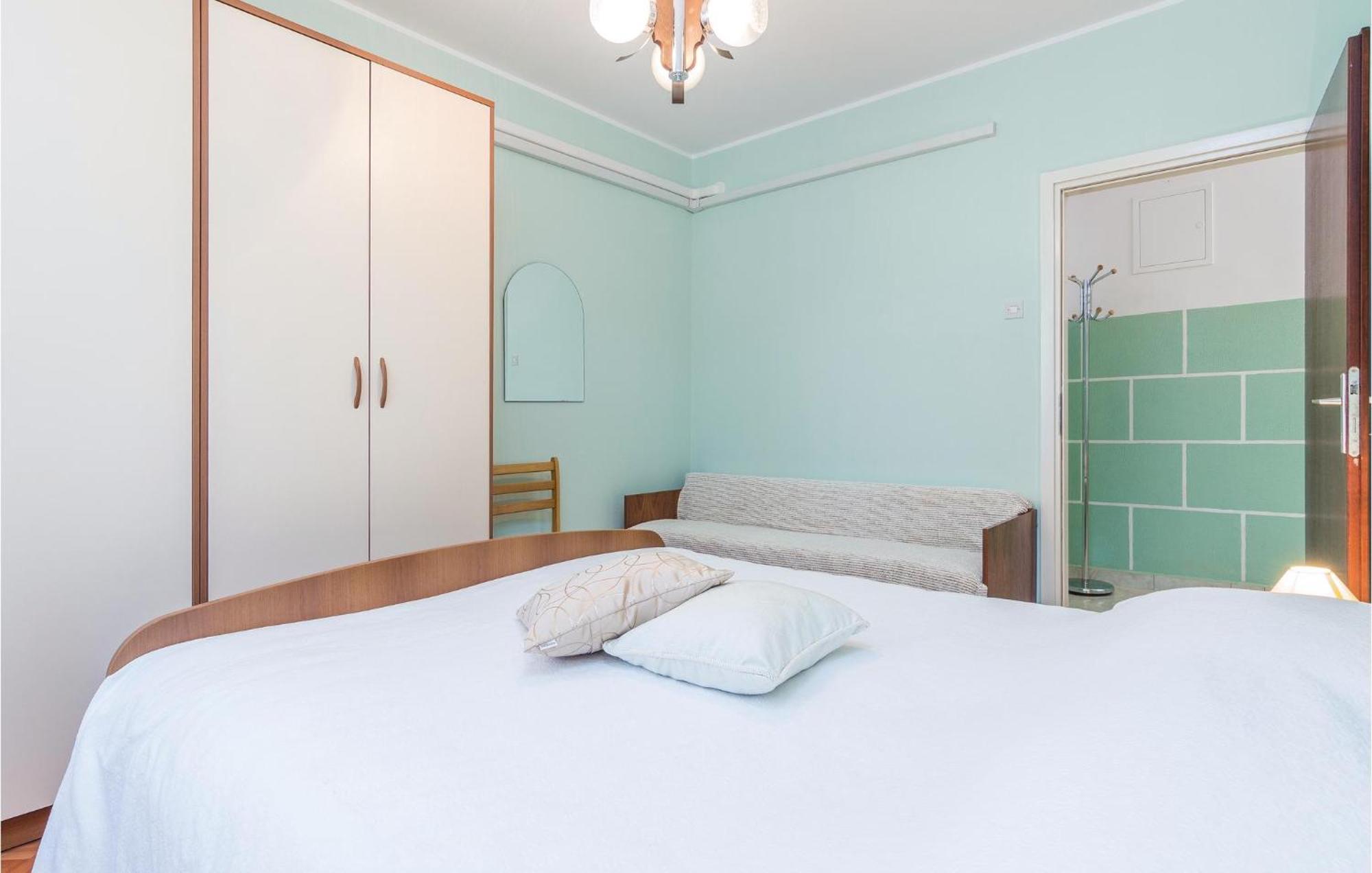 Cozy Apartment In Pican With Kitchen Kültér fotó