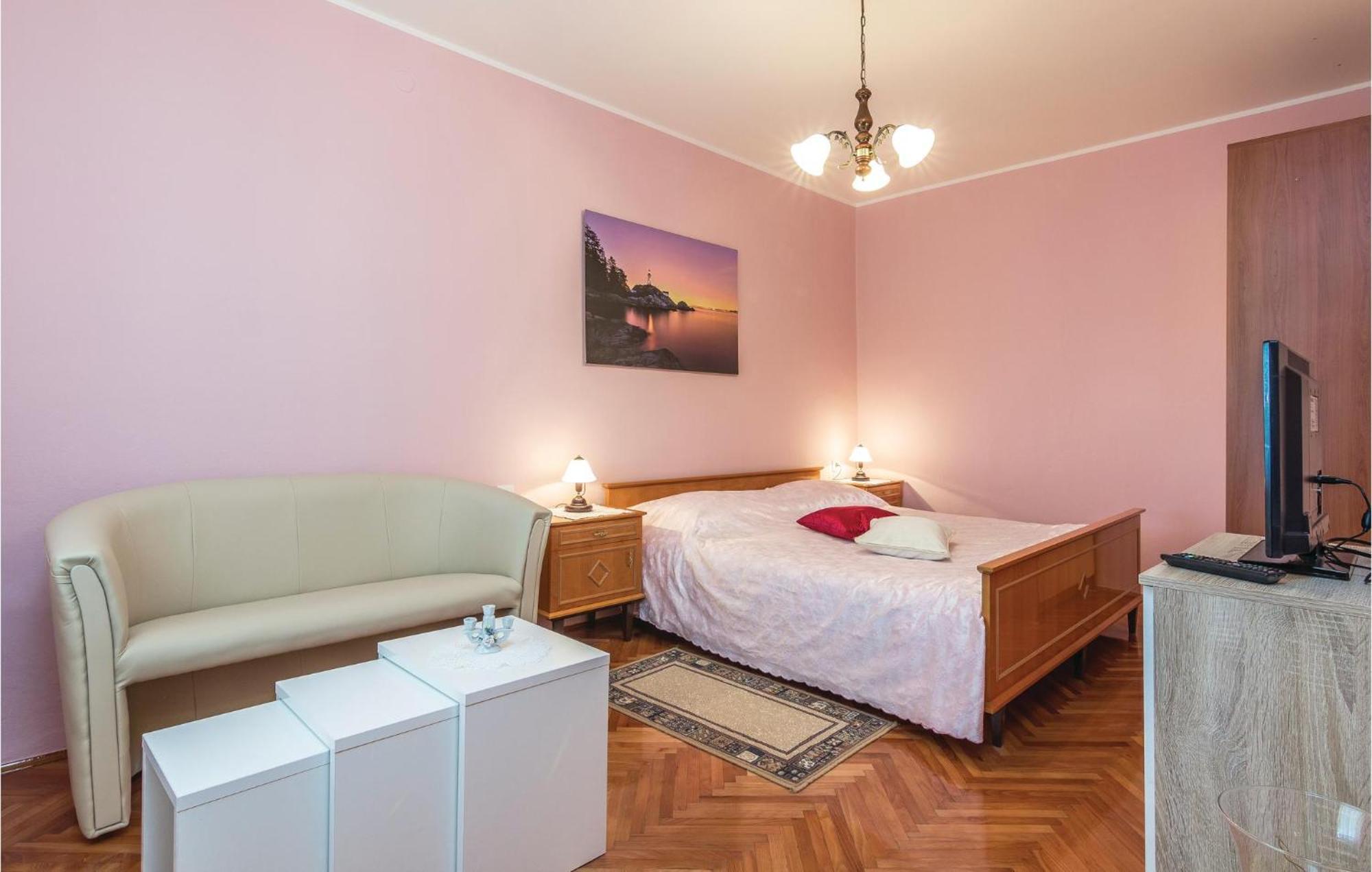 Cozy Apartment In Pican With Kitchen Kültér fotó