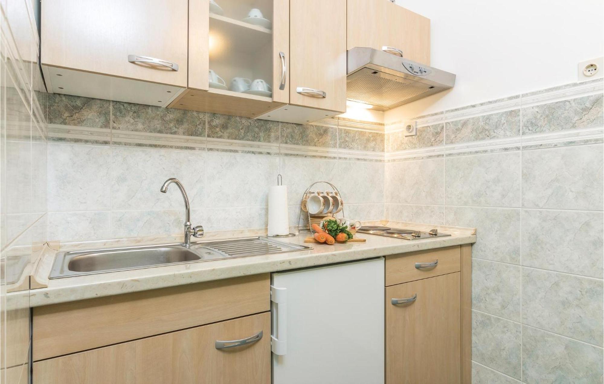 Cozy Apartment In Pican With Kitchen Kültér fotó