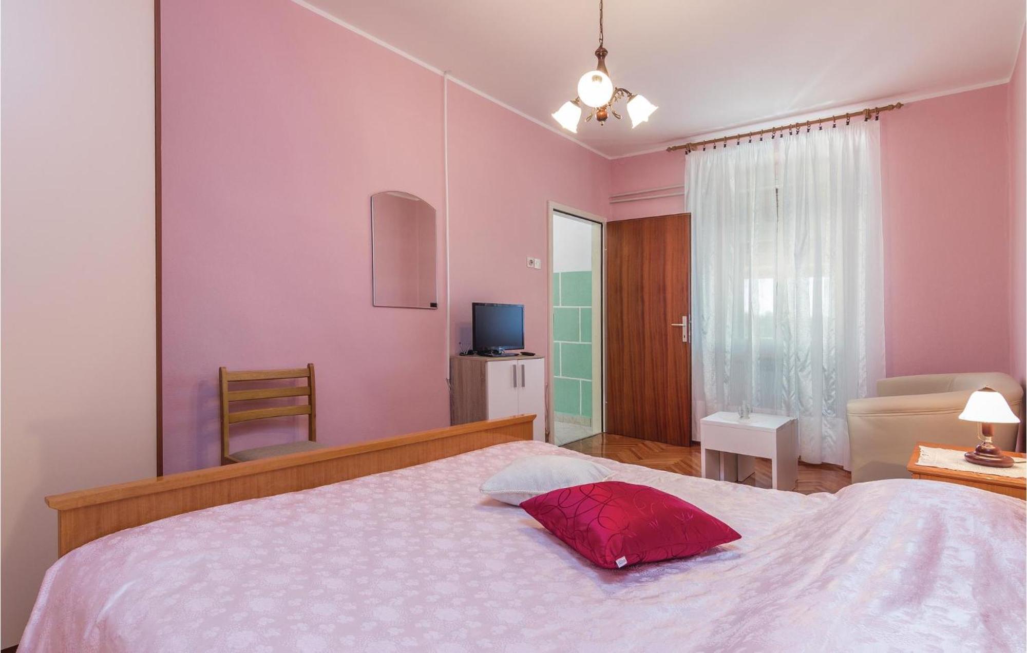 Cozy Apartment In Pican With Kitchen Kültér fotó